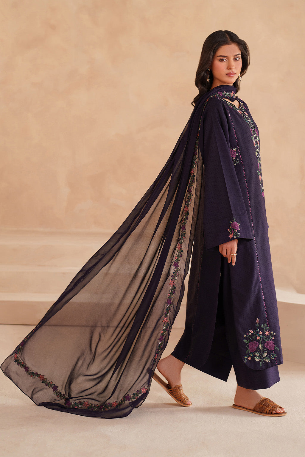 UE-599 Embroidered Lawn - Iznik