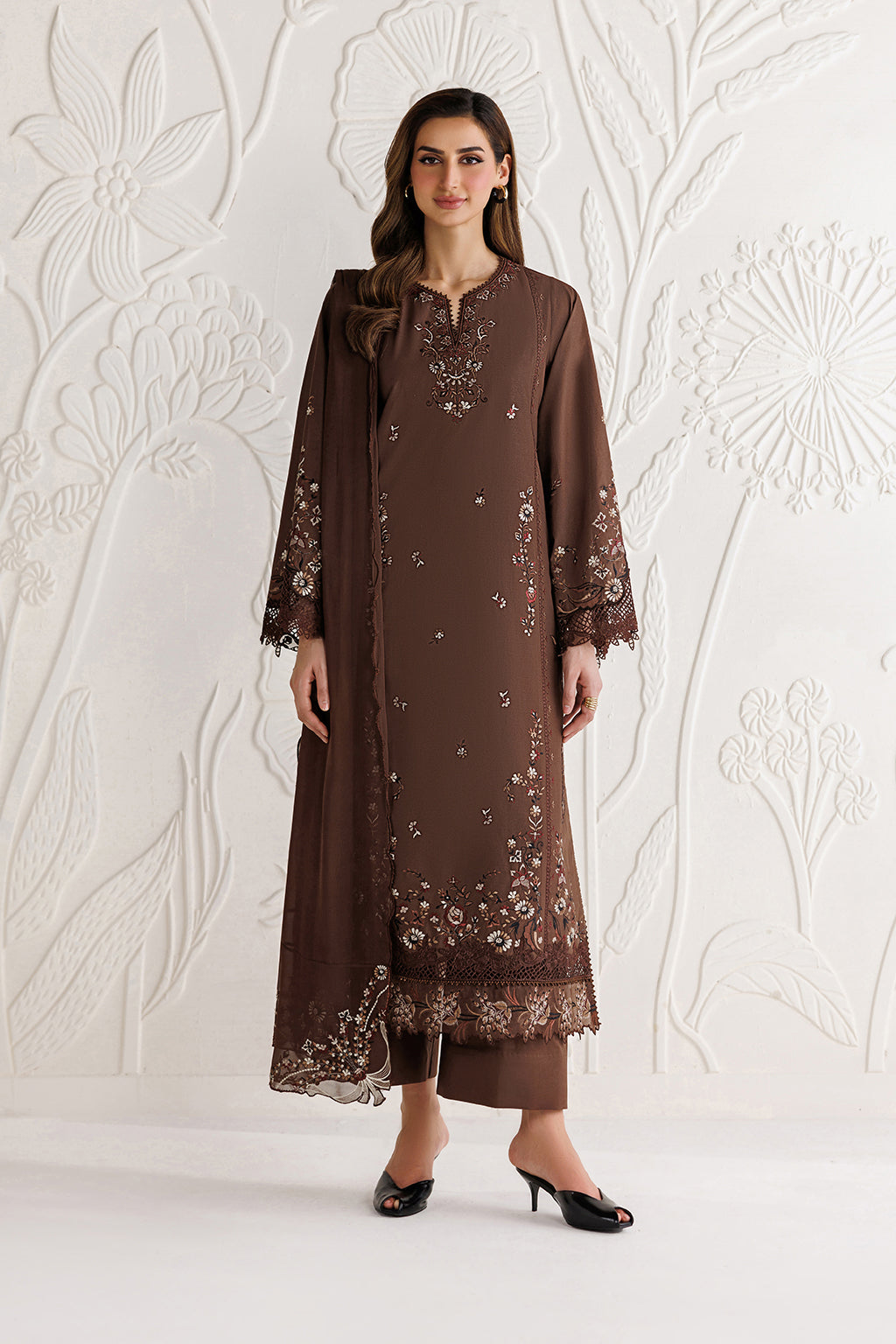 UE-686 Embroidered Lawn