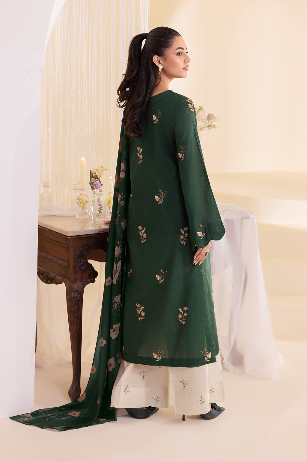 UE-256 Embroidered Lawn