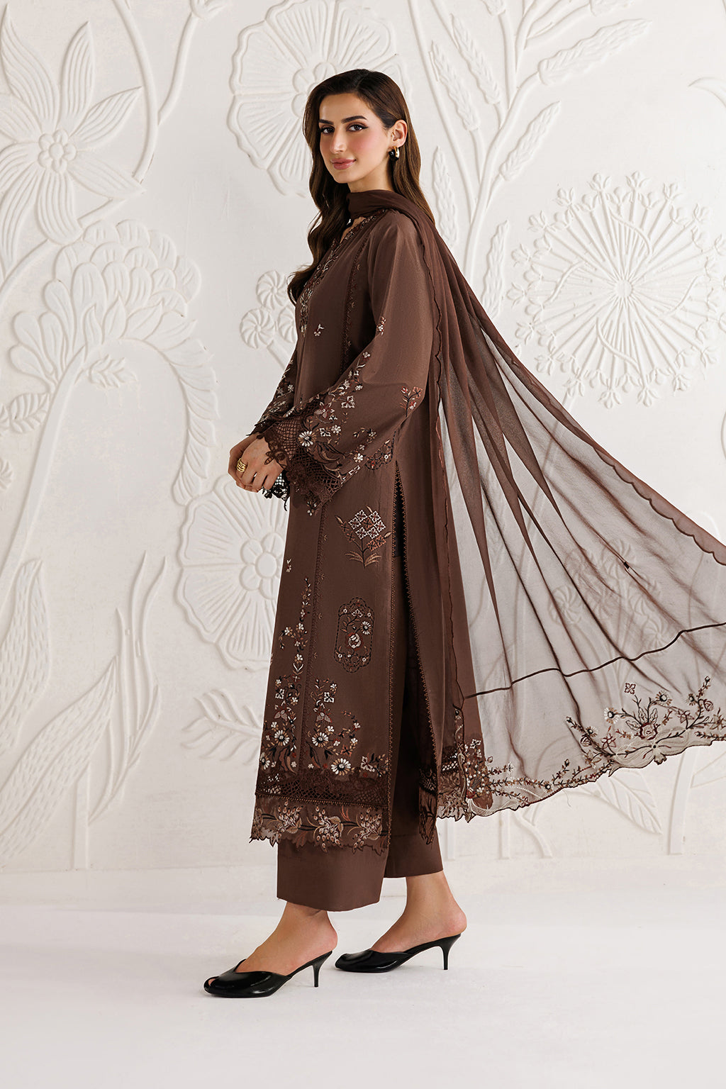 UE-686 Embroidered Lawn