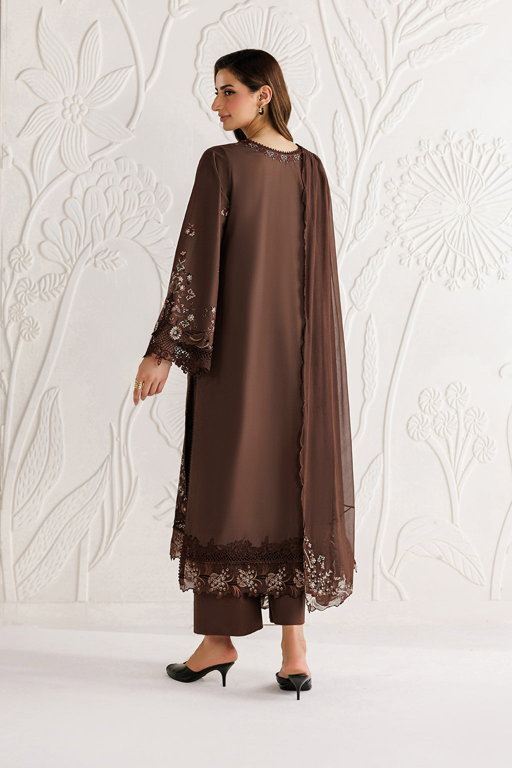 UE-686 Embroidered Lawn