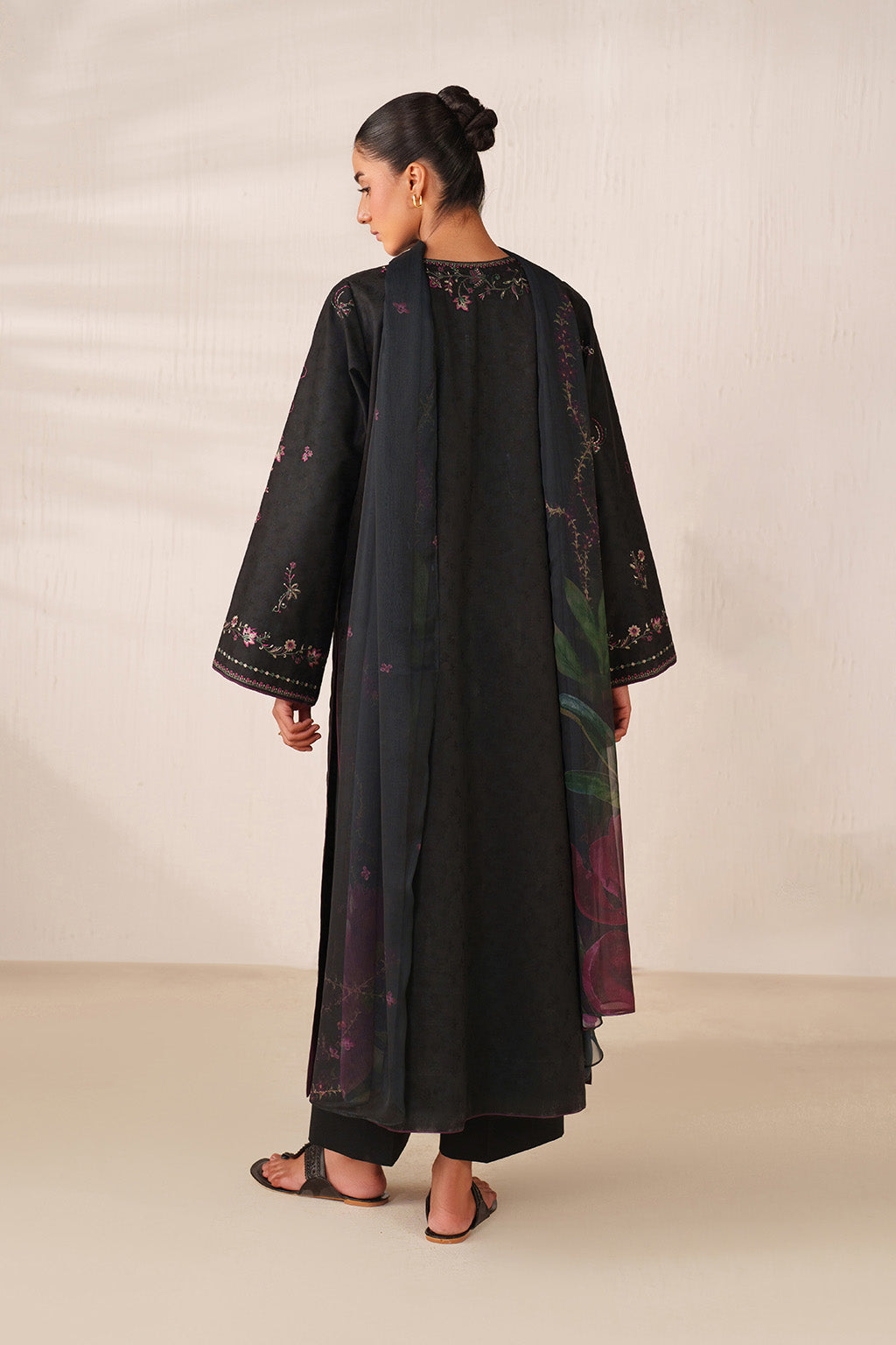 UE-595 Embroidered Lawn