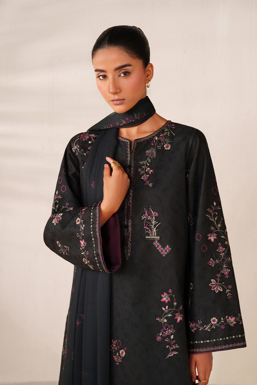 UE-595 Embroidered Lawn - Iznik