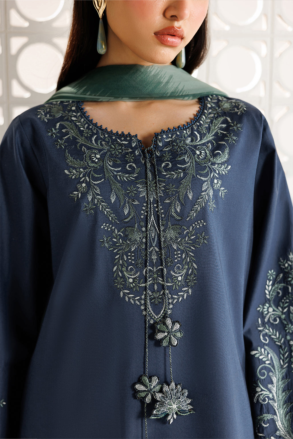 UE-685 Embroidered Lawn