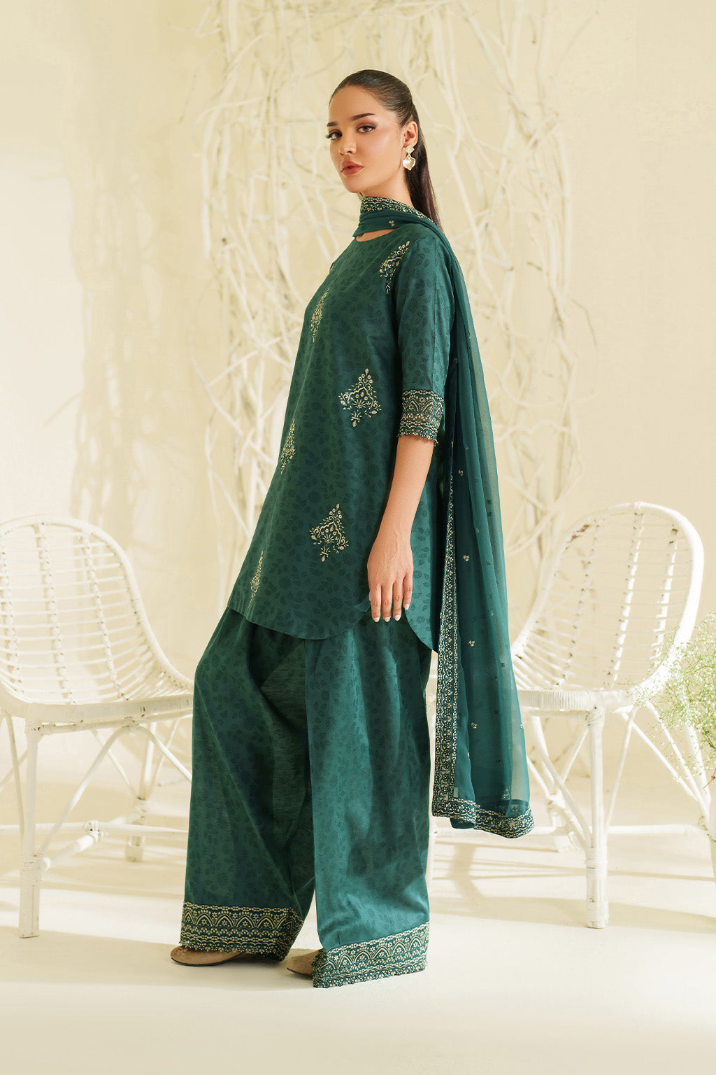 UE-647 Embroidered Lawn