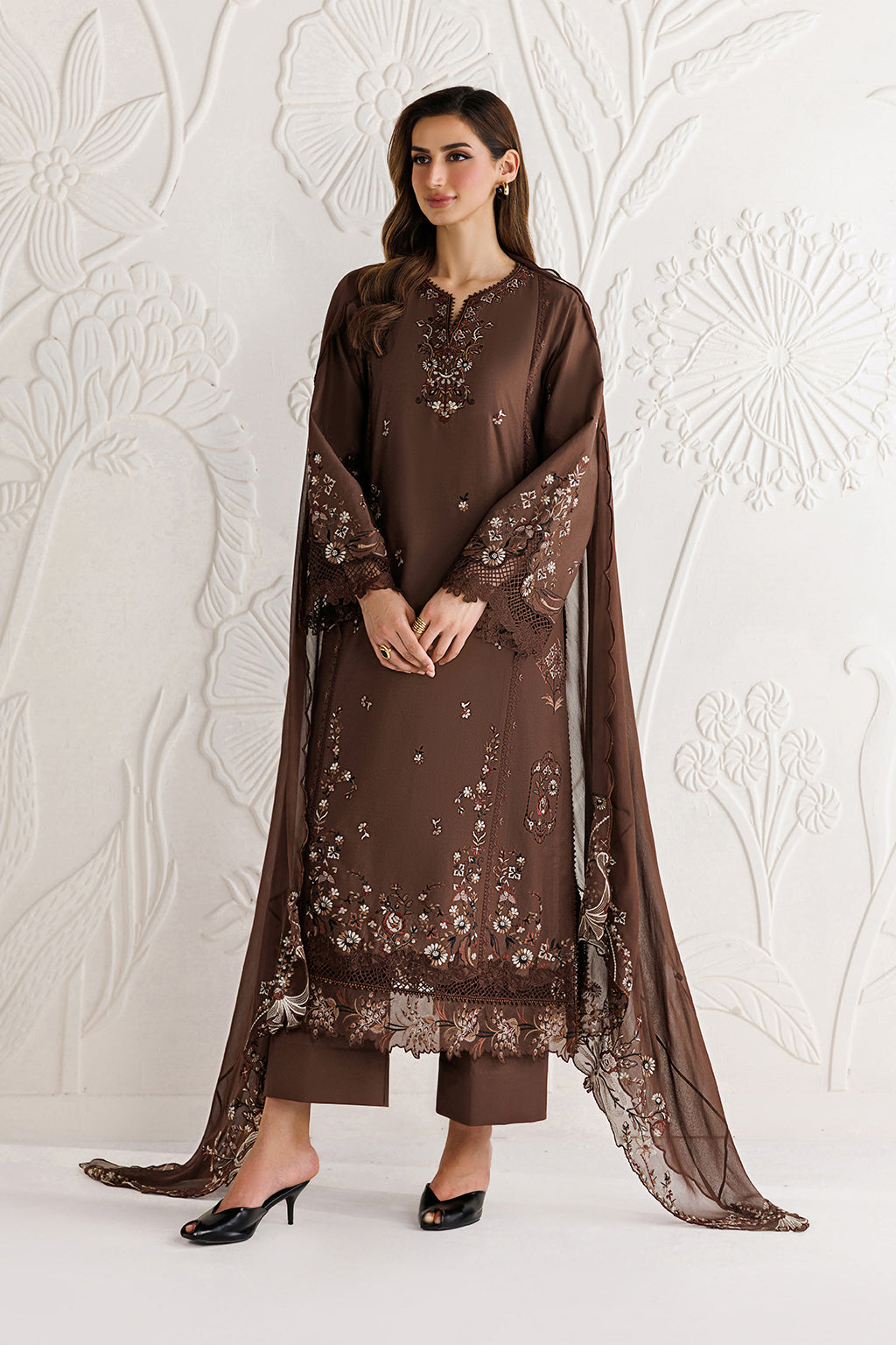 UE-686 Embroidered Lawn