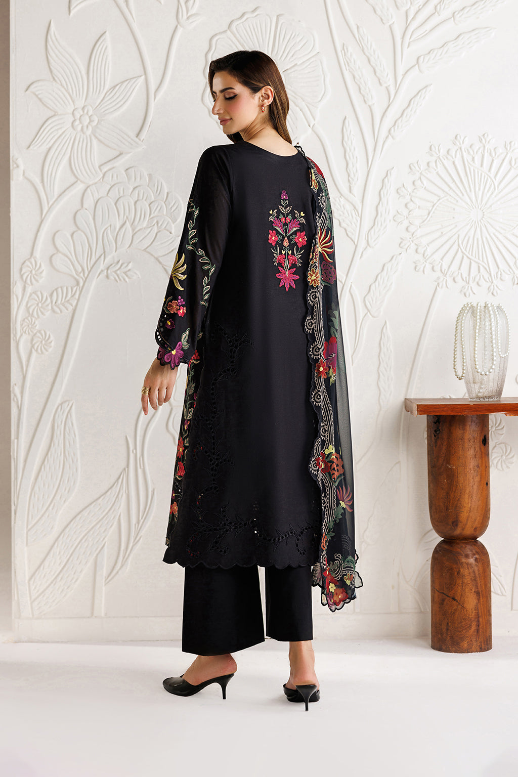 UE-681 Embroidered Lawn