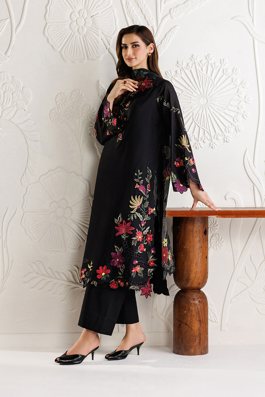 UE-681 Embroidered Lawn