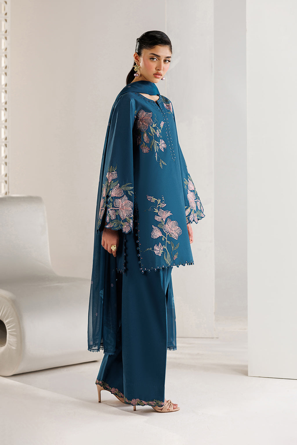 UE-690 Embroidered Lawn