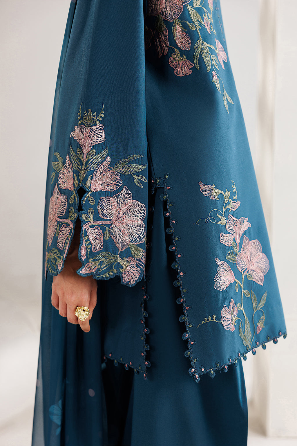 UE-690 Embroidered Lawn