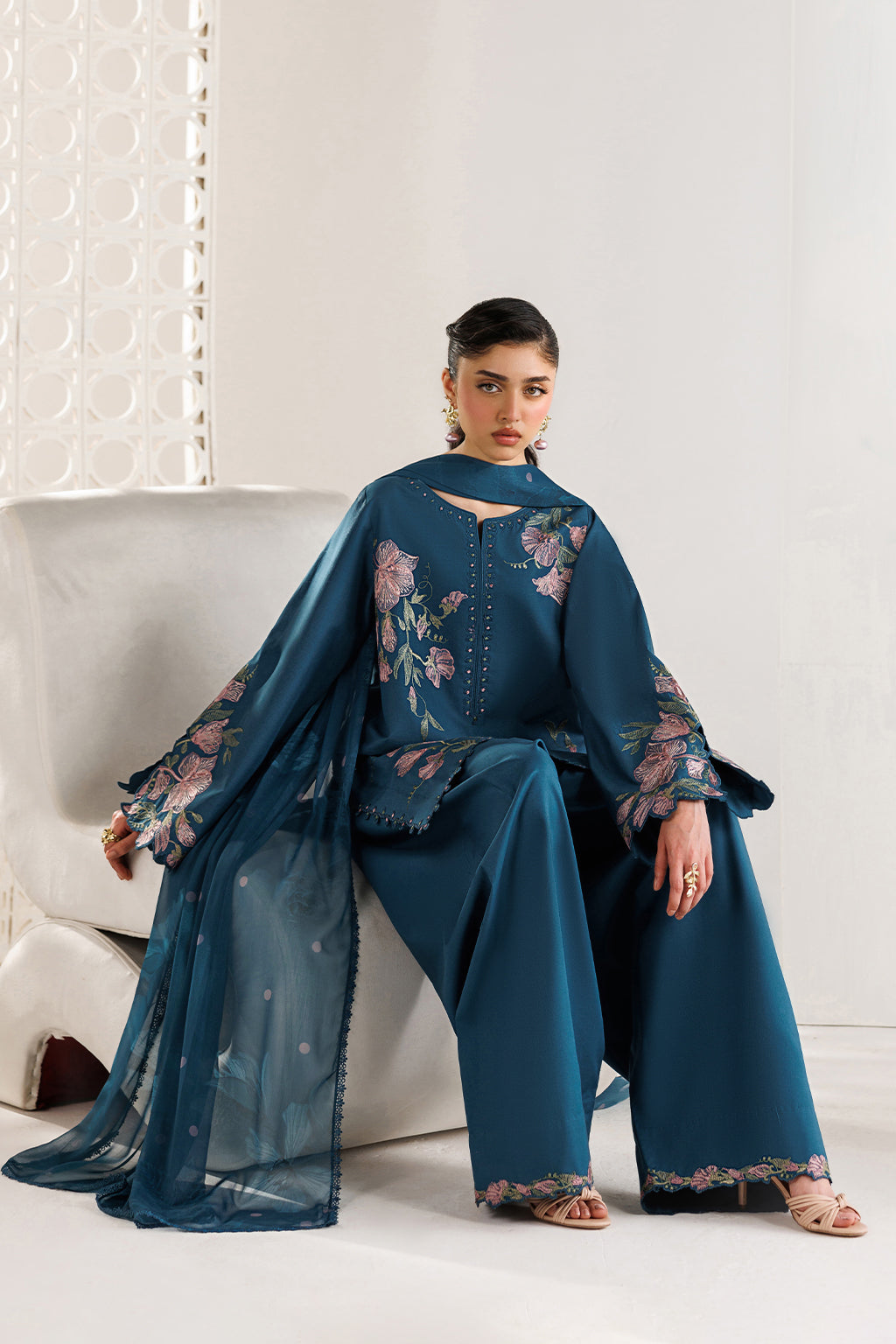 UE-690 Embroidered Lawn