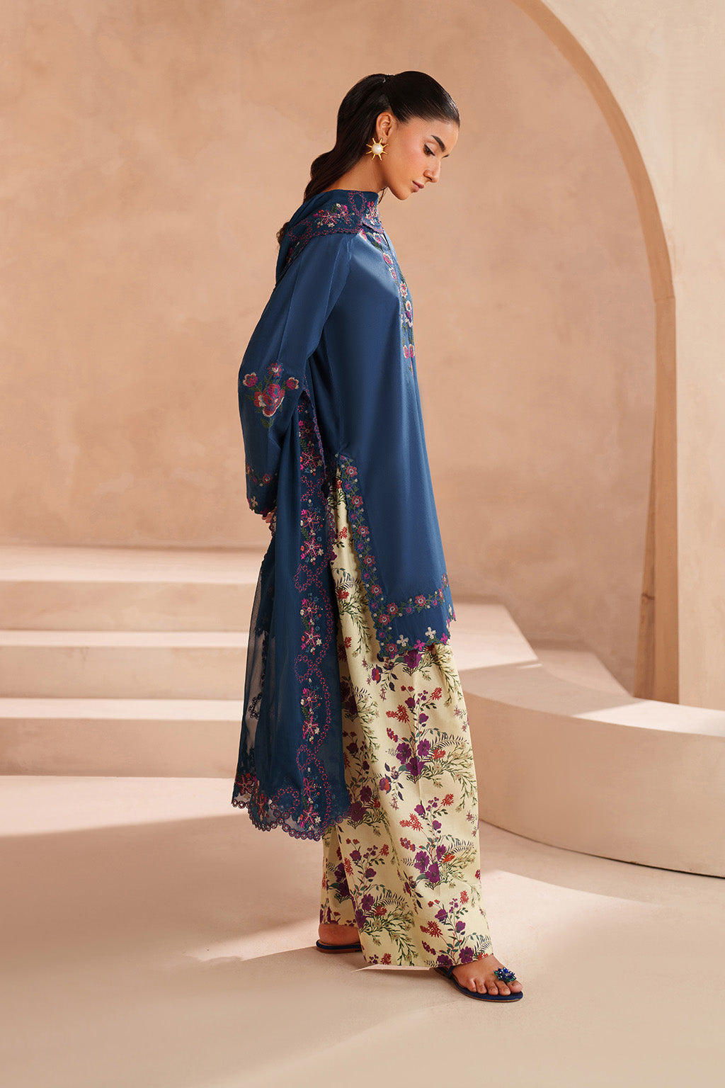 UE-607 Embroidered Lawn