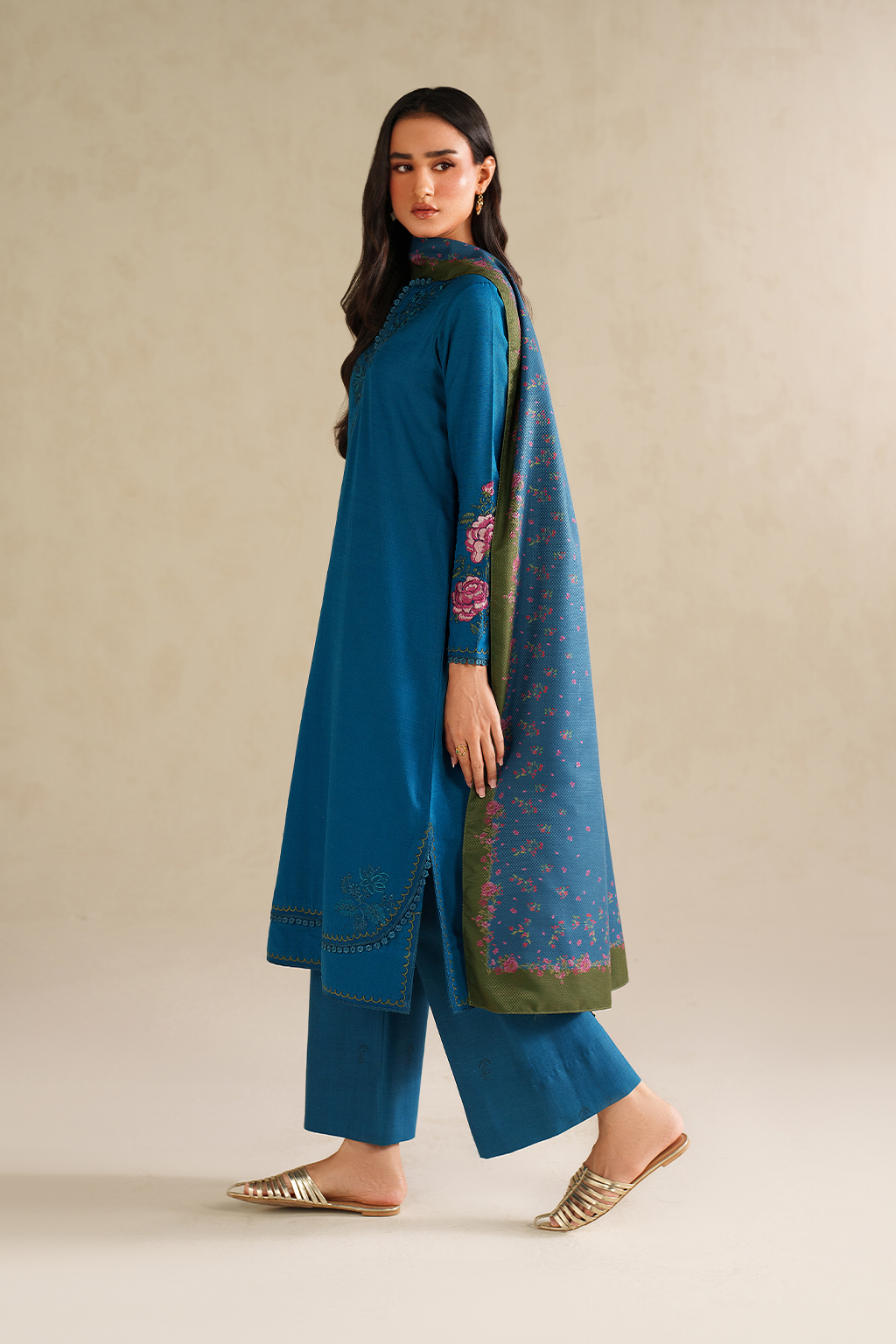 UE-577 Embroidered Khaddar - Iznik