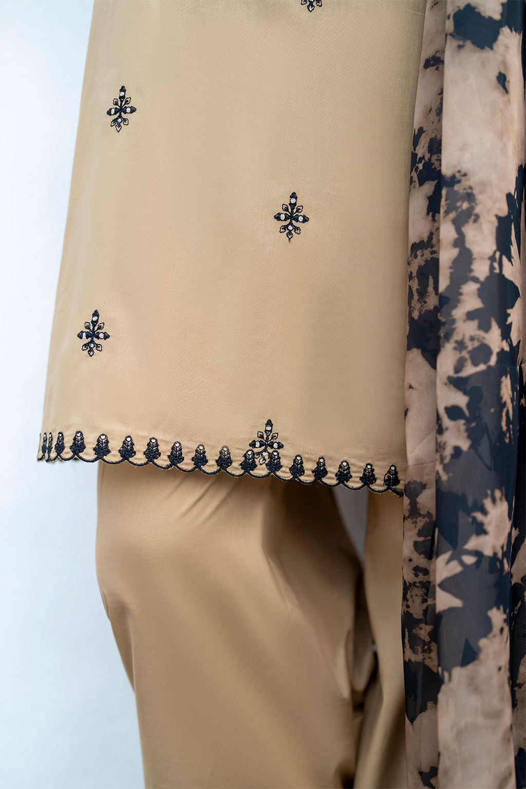 UE-483 Embroidered Lawn