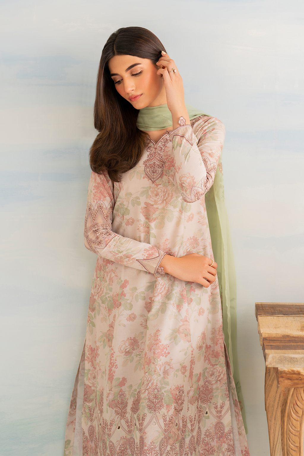 IGL-05 Embroidered Lawn