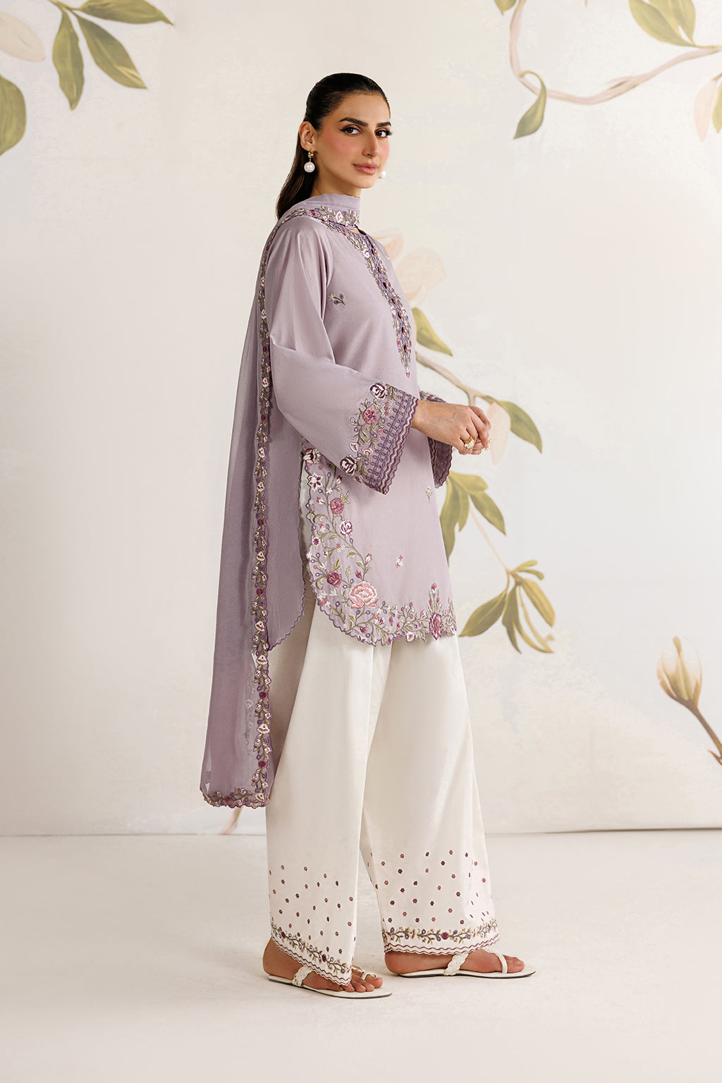 UE-692 Embroidered Lawn - Iznik