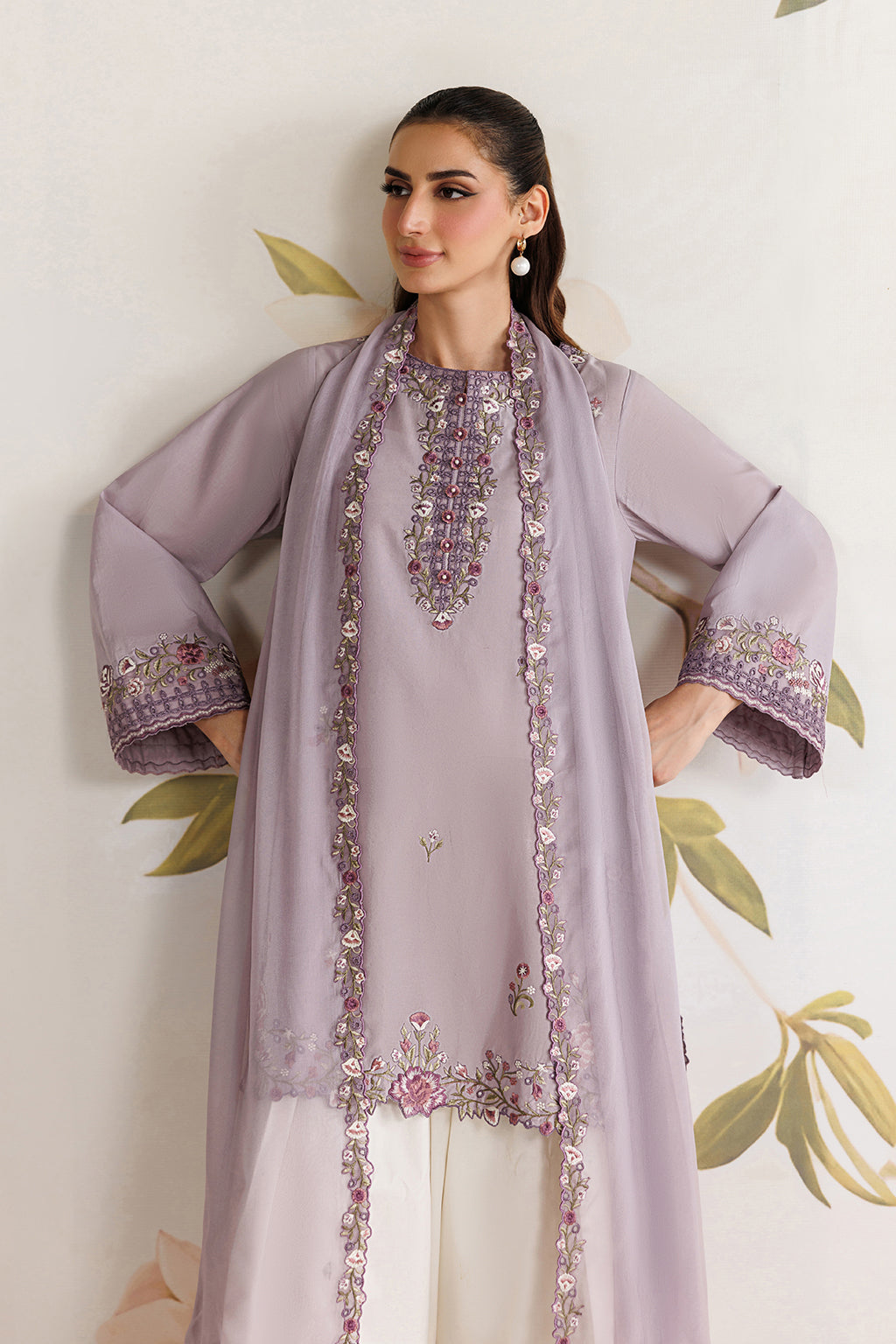 UE-692 Embroidered Lawn - Iznik