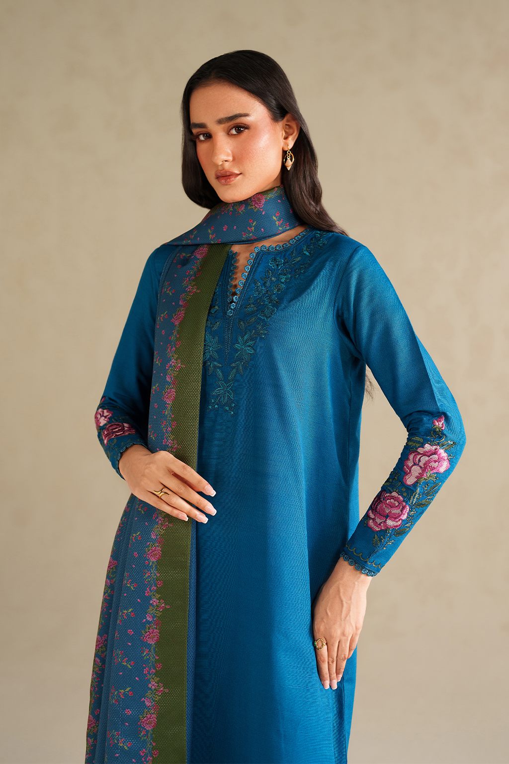 UE-577 Embroidered Khaddar - Iznik