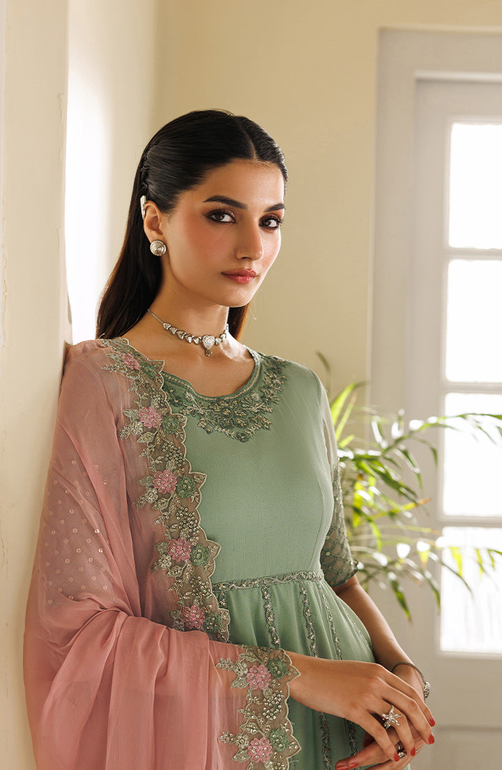 Luxury Women's Fashion in Pakistan | Lawn, Pret & Chiffon Iznik Luxury Women's Fashion in Pakistan | Lawn, Pret & Chiffon Iznik
