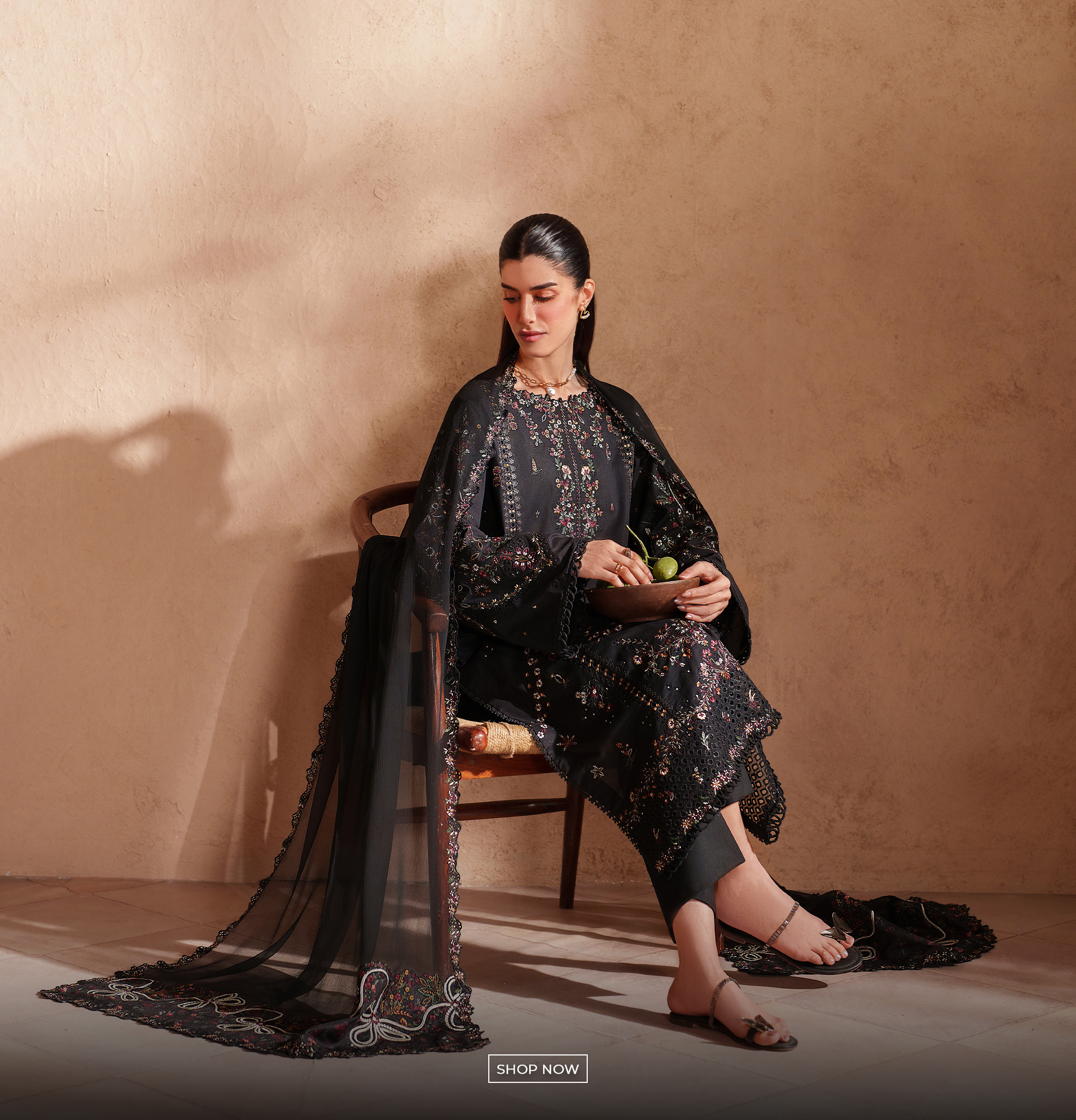 Luxury Women's Fashion in Pakistan | Lawn, Pret & Chiffon Iznik Luxury Women's Fashion in Pakistan | Lawn, Pret & Chiffon Iznik