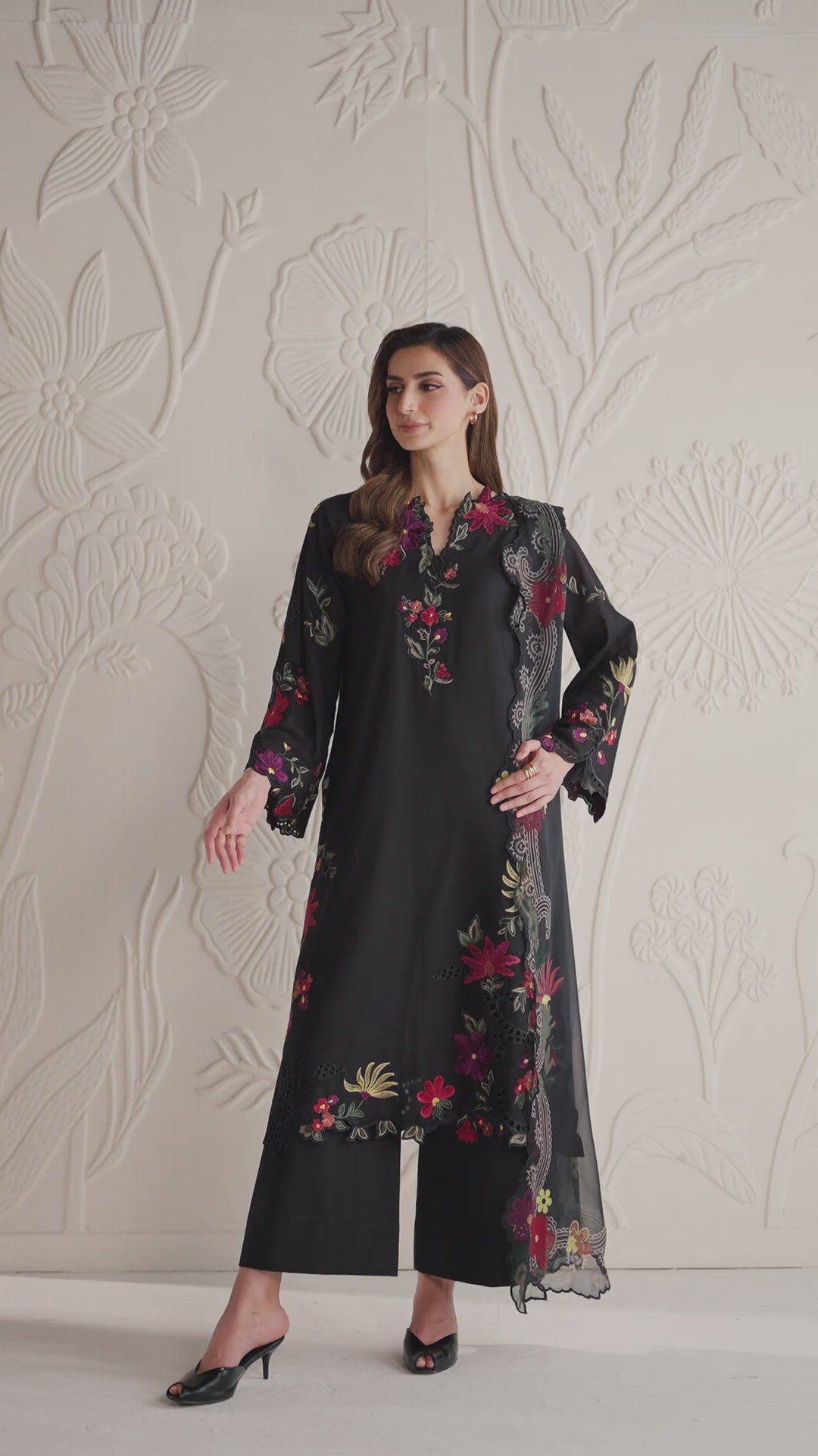 UE-681 Embroidered Lawn