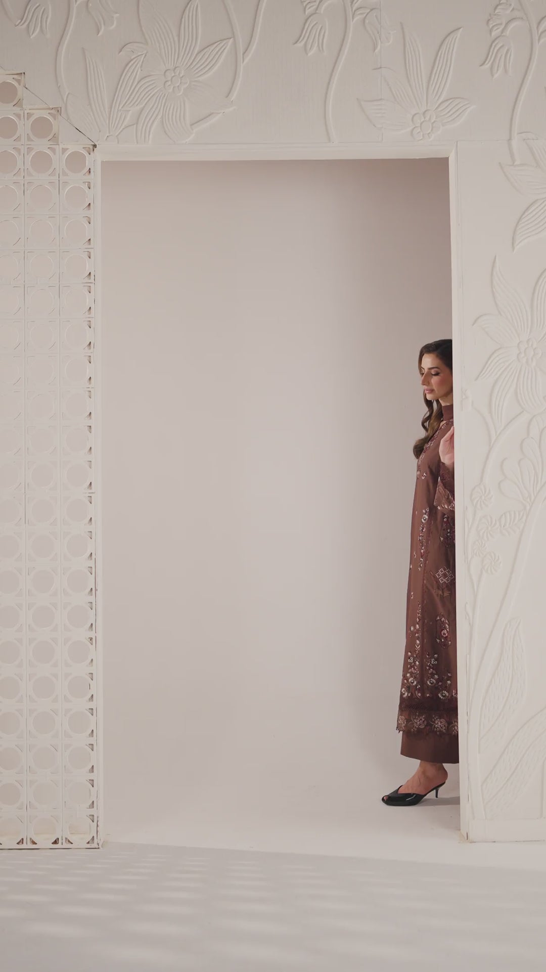 UE-686 Embroidered Lawn